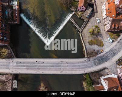 Luftbild des Pegnitz-Flusses mit seinem charakteristischen V-förmigen Wehr, einer Steinbrücke und historischen Fachwerkhäusern im Stadtzentrum von Lauf an d Stockfoto