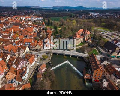 Luftaufnahme des historischen Wenzelschlosses an der Pegnitz, umgeben von traditionellen Fachwerkhäusern und rotgedeckten Dächern in Lauf a Stockfoto
