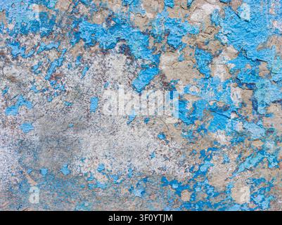 Verwitterte blaue Farbe blättert von der Betonoberfläche ab Stockfoto
