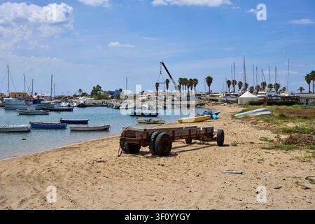Fischerboote und Yachten, die in einem kleinen Hafen an der sandigen Küste von Marzamemi liegen Stockfoto