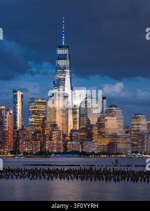 New York City Lower Manhattan Skyline in der Dämmerung mit Battery Park und Wolkenkratzern des World Trade Center Stockfoto