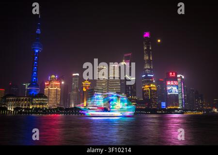 Nacht-Skyline des Finanzdistrikts Lujiazui mit dem Oriental Pearl Tower in Shanghai, China. Stockfoto