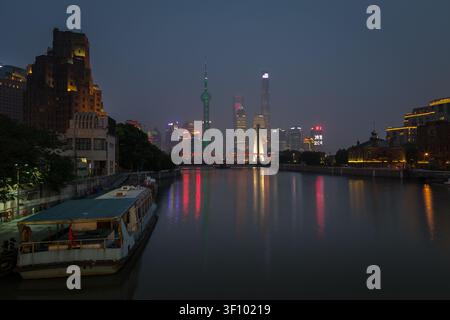 Nacht-Skyline des Finanzdistrikts Lujiazui, gesehen vom Bund über den Huangpu-Fluss in Shanghai, China. Stockfoto