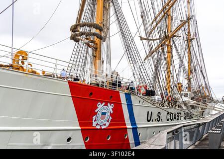USCGC Eagle (Barque Eagle) WIX-327, Segelschulschiff der United States Coast Guard, festgemacht am South Street Seaport in New York im Rahmen von Sail4th 250 (Sail250) Stockfoto