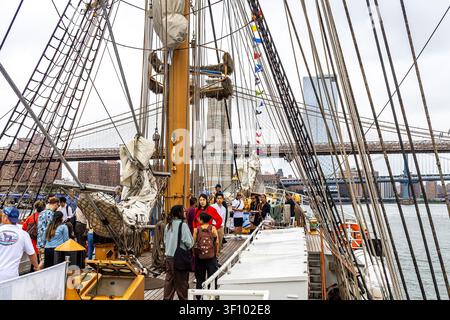 Besucher besichtigen die USCGC Eagle (Barque Eagle) WIX-327, das große Segelschiff der United States Coast Guard in New York City im Rahmen von Sail4th 250 (Sail250) Stockfoto