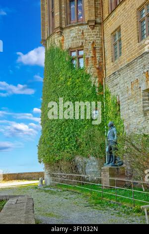 Efeubedeckte Mauern der Burg Hohenzollern mit der Bronzestatue von König Friedrich Wilhelm IV in Baden-Württemberg, Deutschland. Stockfoto