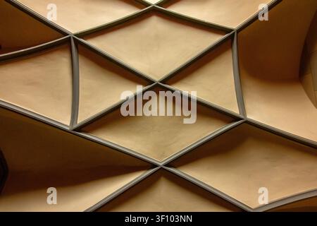 Detaillierte Ansicht des gotischen Kreuzrippengewölbes im Inneren der Burg Hohenzollern, das geometrische Steinwerk, die elegante Symmetrie und die historische mittelalterliche Architektur hervorhebend Stockfoto