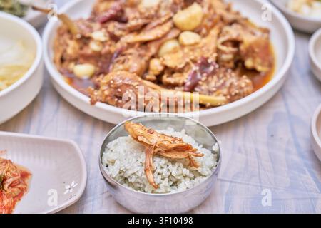 Authentisches Cheongsong-Gehärtet-Gehühn mit Knoblauch- und Sojaglasur, umgeben von traditionellen Beilagen, die die regionale asiatische Kulturgastronomie hervorheben Stockfoto