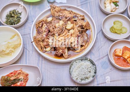 Authentisches Cheongsong-Gehärtet-Gehühn mit Knoblauch- und Sojaglasur, umgeben von traditionellen Beilagen, die die regionale asiatische Kulturgastronomie hervorheben Stockfoto