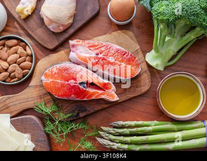 Zwei frische, rohe Lachssteaks mit verschiedenen Gerichten auf einem Holzbrett. Draufsicht. Stockfoto