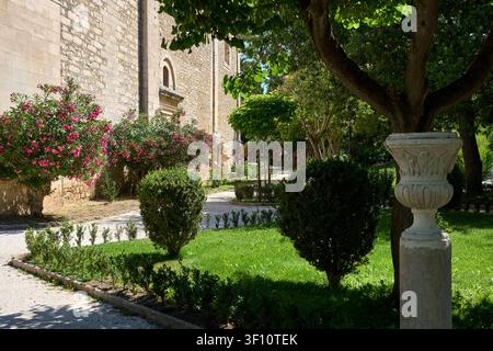 Historischer Garten neben einer Steinkirche in Ragusa Ibla, Sizilien, Italien Stockfoto