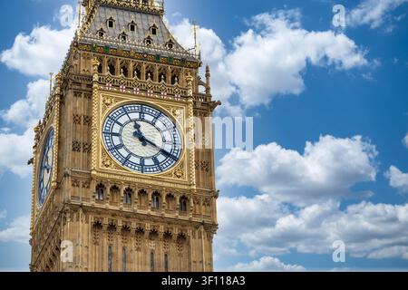 Uhrturm Elizabeth Tower und Uhrblatt von Big Ben in London, England Stockfoto