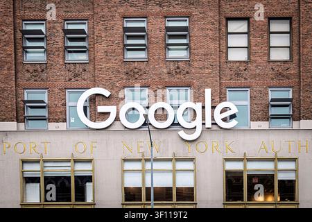 Das Google-Logo an der Fassade der 111 Eighth Avenue in Chelsea, New York, über der ursprünglichen Inschrift der Port of New York Authority. Stockfoto