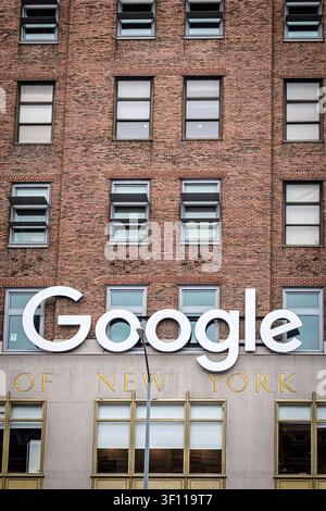 Das Google-Logo an der Fassade der 111 Eighth Avenue in Chelsea, New York, über der ursprünglichen Inschrift der Port of New York Authority. Stockfoto