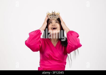 Gestresste junge Frau, die sich aufgrund einer schmerzhaften akuten Kopfschmerz ihren Kopf hält Stockfoto