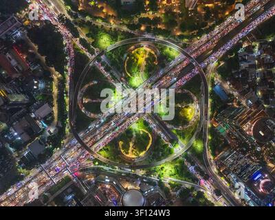 Jakarta, Jakarta, Indonesien - 06. Mai 2024: Luftaufnahme von Simpang Susun Semanggi bei Nacht, die die beleuchtete Kleeblatt-Kreuzung mit starkem Verkehr zeigt Stockfoto