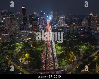 Jakarta, Indonesien - 06. Mai 2024: Luftaufnahme der Simpang Susun Semanggi-Kreuzung bei Nacht, mit beleuchteten geschwungenen Rampen, starker Lichtspur der Ampeln Stockfoto