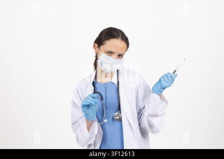 Professionelle Ärztin hält eine Spritze und bereitet eine Injektion vor Stockfoto