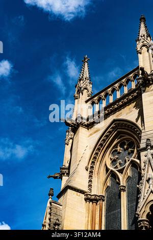 St. Nicholas-Kirche Newbury, Berkshire, gotischer Turm und Pinakel vor tiefblauem Himmel, niedrige Perspektive, England Stockfoto