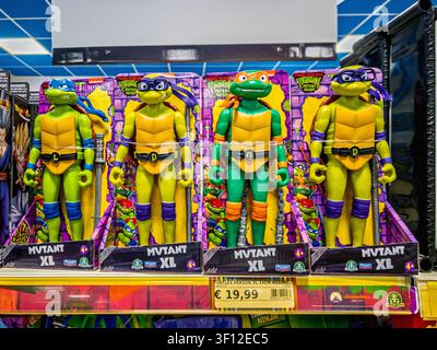 Italien - 10. Juli 2026: Einzelhandelspräsentation von Teenage Mutant Ninja Turtles Mutant Mayhem Mutant XL-Actionfiguren auf einem Spielzeugladenregal mit einem Preisschild Stockfoto