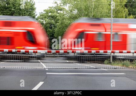 Bahnübergang am Bahnhof Buchschlag 07.07.2026: Regionalzug passiert einen geschlossenen Bahnübergang am Bahnhof Buchschlag in Dreieich. Symbolbild für Schienenverkehr, Regionalverkehr und Verkehrsinfrastruktur. Dreieich Buchschlag Hessen Deutschland *** Bahnübergang am Bahnhof Buchschlag, 7. Juli 2026: Ein Regionalzug passiert einen geschlossenen Bahnübergang am Bahnhof Buchschlag in Dreieich. Bildmaterial zur Veranschaulichung von Schienenverkehr, Regionalverkehr und Verkehrsinfrastruktur. Dreieich, Buchschlag, Hessen, Deutschland Stockfoto