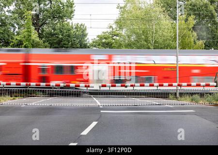 Bahnübergang am Bahnhof Buchschlag 07.07.2026: Ein Regionalzug passiert einen geschlossenen Bahnübergang am Bahnhof Buchschlag in Dreieich. Symbolbild für Regionalverkehr, Pendlerverkehr und die Schieneninfrastruktur im Rhein-Main-Gebiet. Dreieich Buchschlag Hessen Deutschland *** Bahnübergang am Bahnhof Buchschlag, 7. Juli 2026: Ein Regionalzug passiert einen geschlossenen Bahnübergang am Bahnhof Buchschlag in Dreieich. Symbolbild für Regionalverkehr, Pendlerverkehr und die Schieneninfrastruktur im Rhein-Main-Gebiet. Dreieich, Buchschlag, Hessen, Deutschland Stockfoto