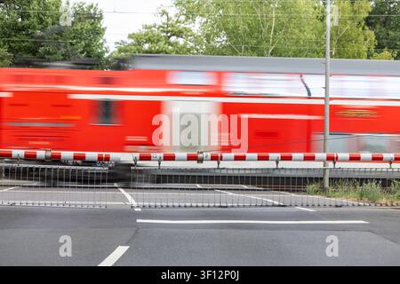 Bahnübergang am Bahnhof Buchschlag 07.07.2026: Ein Regionalzug passiert mit hoher Geschwindigkeit einen geschlossenen Bahnübergang am Bahnhof Buchschlag in Dreieich. Die Bewegungsunschärfe vermittelt die Dynamik des vorbeifahrenden Zuges. Symbolbild für Schienenverkehr und öffentlichen Personennahverkehr. Dreieich Buchschlag Hessen Deutschland *** Railroad Crossing at Buchschlag Station, July 7, 2026: A regional train passes at high speed through a closed railroad crossing at Buchschlag Station in Dreieich. The motion blur conveys the dynamism of the passing train. Symbolic image of rail trans Stockfoto