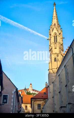 Gothischer Turm der St. Martins-Kathedrale erhebt sich über der Altstadt von Bratislava, Slowakei. Stockfoto