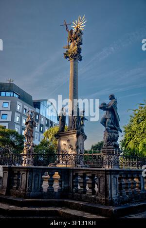 Die Heilige-Dreiheit-Seuchensäule, errichtet 1713 und um 1760 vom Bildhauer Jozef Sartory umgestaltet, auf dem Rybné-Platz in Bratislava, Slowakei. Stockfoto