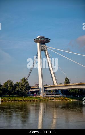 Panoramablick auf die SNP-Brücke und den UFO-Beobachtungsturm, die die Donau in Bratislava, Slowakei, überqueren. Stockfoto