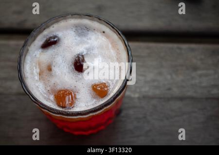 Oberblick auf einen Erdbeer-Cocktail oder Mocktail mit Zitronenscheibe auf einem Holztisch Stockfoto