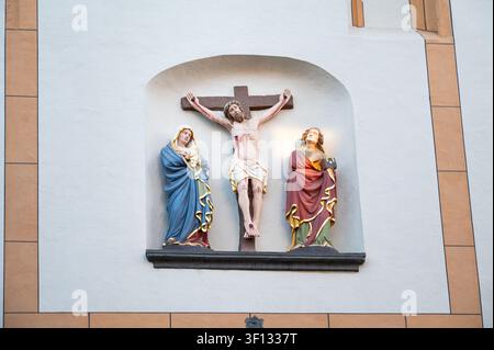 Kruzifixionsgruppe, Pfarrkirche St. Gangolf in Trier, Deutschland, Jesus am Kreuz, Jungfrau Maria und Heiliger Johannes als religiöse Figuren, Moseltal Stockfoto