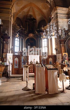 Verzierter Ikonostasen in der Kirche des Heiligen Nikolaus unter der Burg Bratislava in der Slowakei. Stockfoto