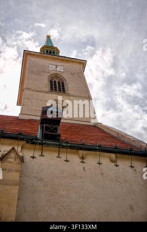 Niedrigwinklige Ansicht der gotischen Franziskanerkirche der Verkündigung in der Altstadt von Bratislava, Slowakei. Stockfoto