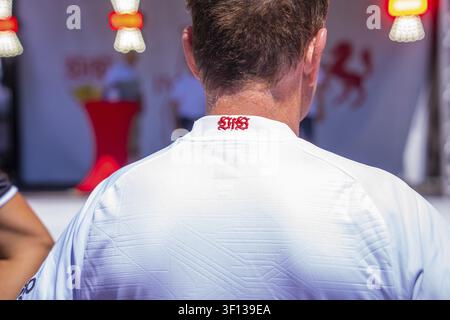 Rückansicht eines Mannes, der ein weißes Hemd mit sportlichem und elegantem Touch trägt, rote Schrift in der Mitte, VFB im Ländle Tour, Sindelfingen, Böblingen d Stockfoto