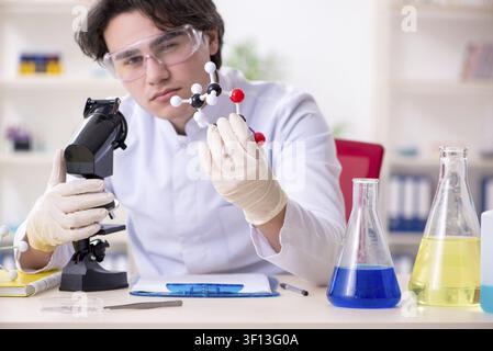 Junge männliche Biochemiker im Labor arbeiten Stockfoto
