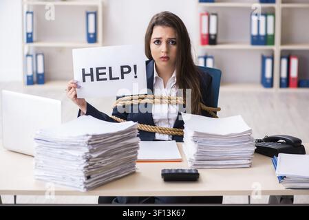 Junge schöne Mitarbeiter gebunden mit Seil im Büro Stockfoto