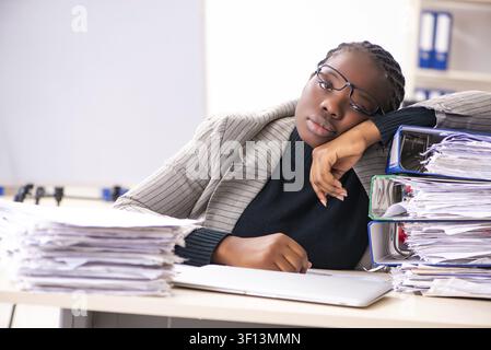 Schwarze weibliche Mitarbeiter mit übermäßiger Arbeit unzufrieden Stockfoto