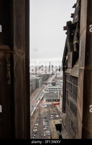 HAMBURG, DEUTSCHLAND - 28. MÄRZ 2026: Ein erhöhter Blick über die Innenstadt von Hamburg, gesehen vom Gedenkturm der St. Nikolai-Kirche Stockfoto