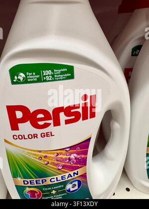 09.07.2026 Ukraine, Charkow Persil Color Gel-Waschmittelflasche im Regal im Laden, Nahaufnahme Stockfoto
