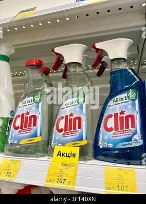 09.07.2026 Ukraine, Charkiw Klin-Glasreiniger-Sprayflaschen im Supermarktregal Nahaufnahme Stockfoto