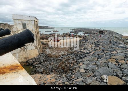 Fischerpier und Boote, gesehen von der Festungsmauer, Cape Coast, Ghana Stockfoto
