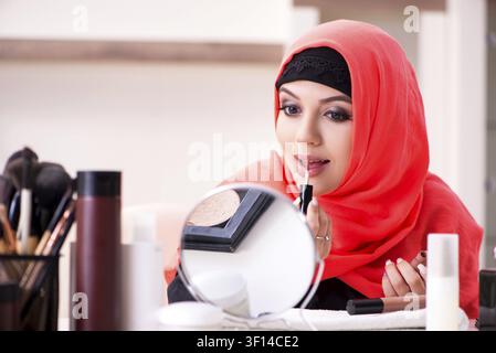 Schöne Frau im hijab Anwendung Make-up Stockfoto