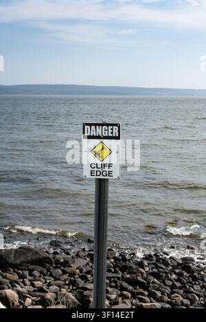 Gefahr-Klippenrand-Schild am Schafner-Punkt-Leuchtturm an der Granville Road in Annapolis Royal, Nova Scotia, Kanada Stockfoto