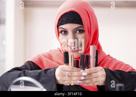 Schöne Frau im hijab Anwendung Make-up Stockfoto