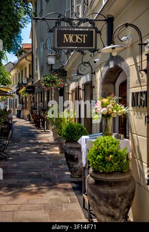 Eingang und Außenbereich des Most Restaurants in einer Fußgängerzone in der Altstadt von Ljubljana, Slowenien. Stockfoto