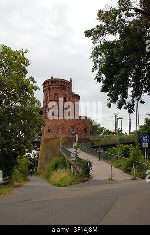 Mainz, Rheinland-Pfalz, Deutschland: Eingang zum Südbrückenturm mit Fußgängerrampe nahe der historischen Eisenbahnbrücke über den Rhein Stockfoto