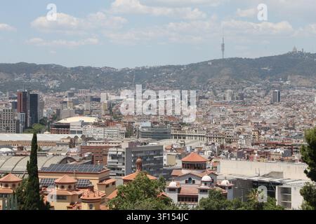Die Skyline von Barcelona, Spanien, gesehen vom Dach der Joan-Miro-Stiftung im Stadtteil Montjuic. Stockfoto
