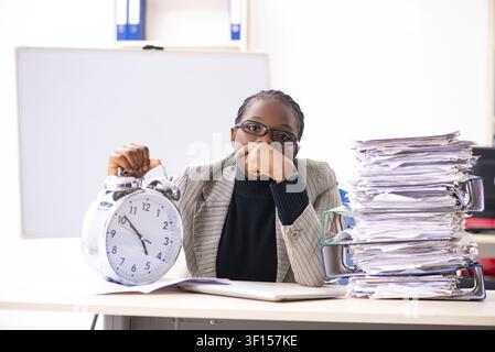 Schwarze weibliche Mitarbeiter mit übermäßiger Arbeit unzufrieden Stockfoto