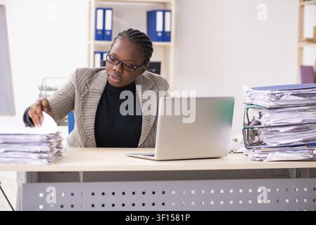 Schwarze weibliche Mitarbeiter mit übermäßiger Arbeit unzufrieden Stockfoto